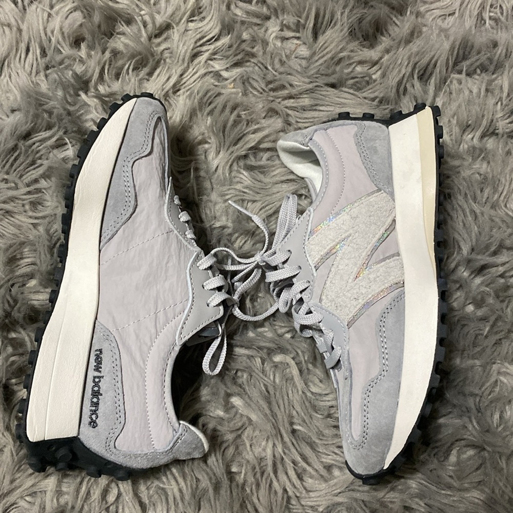 NEW BALANCE 327 WOMENS SNEAKERS. SIZE 6.